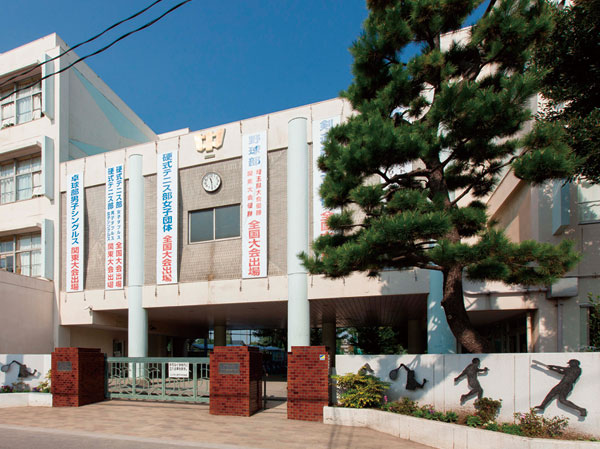 Surrounding environment. Aoki Junior High School (7 min walk ・ About 490m)