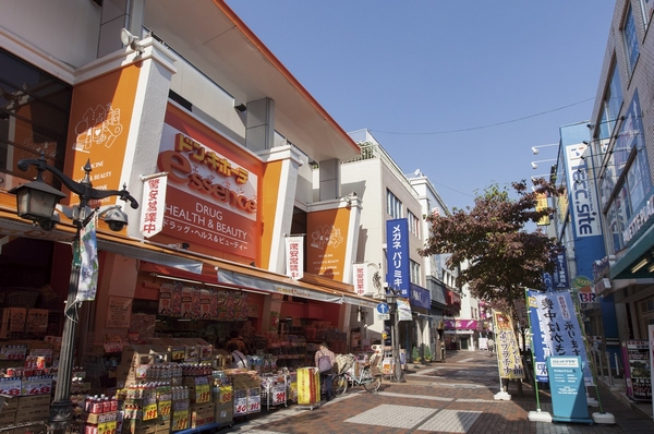 Building structure.  [Ginza shopping street Kawaguchi (Tree Mall)] (Kawaguchi Station)