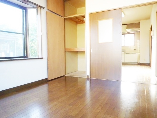 Living and room. It is also a good day in the two-sided lighting.