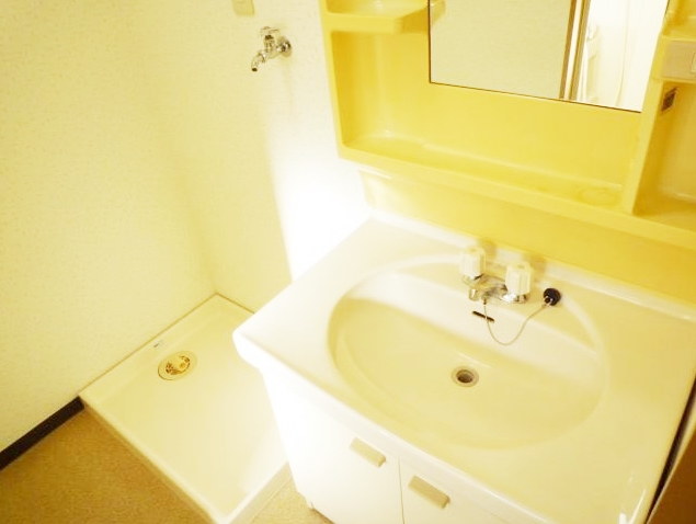 Washroom. There and happy dressing room ・ Independent wash basin.