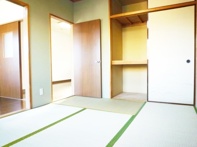 Living and room. There are also plenty of storage.