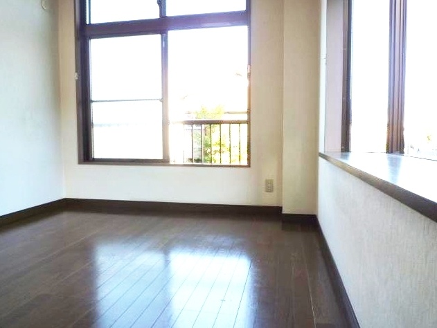 Living and room. Ventilation is also good.