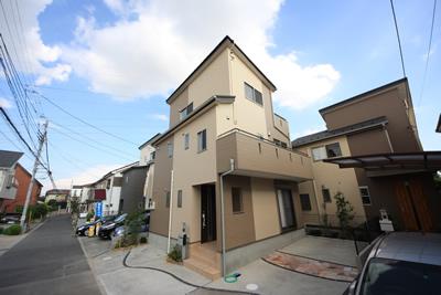 D Building [Sufficiently secure a car space, The building is also calm appearance]