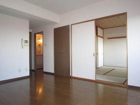 Living and room. There is a feeling of opening use by connecting to the Japanese-style room