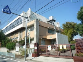 Primary school. Lawn Nishi Elementary School until the (elementary school) 100m