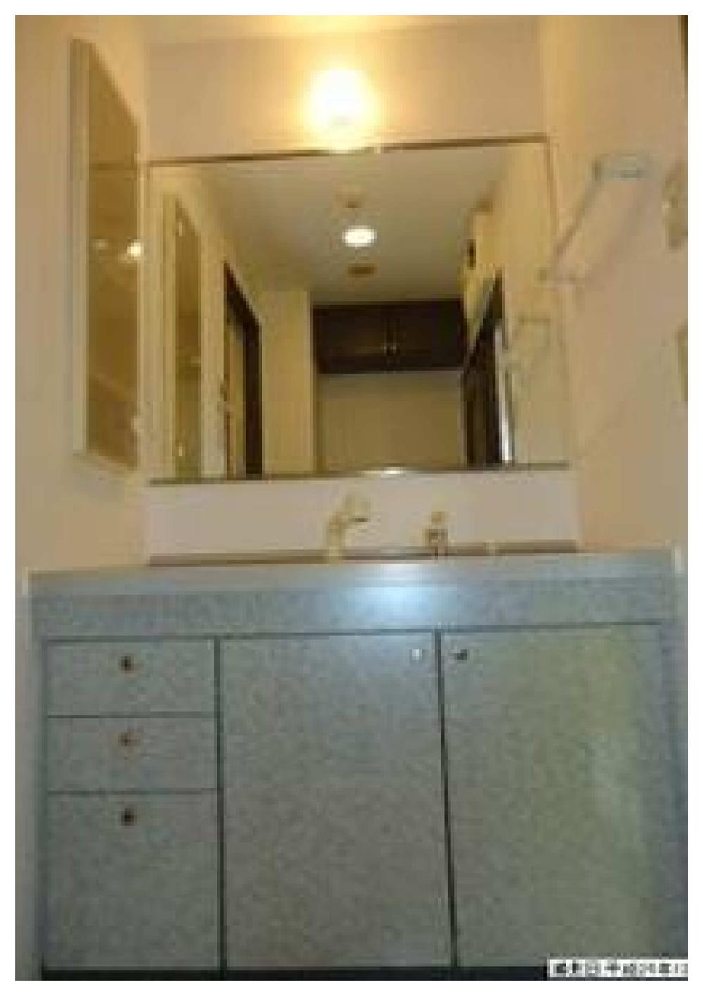 Wash basin, toilet. Cushion floor re-covering