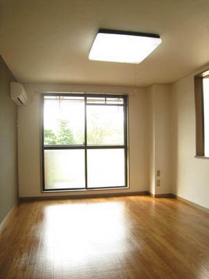 Living and room. 7.8 Pledge spacious space of