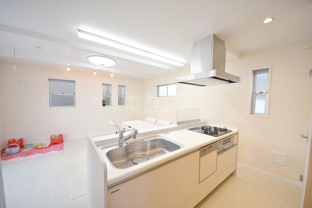 Living. Island Kitchen (October 2013) shooting Island type of system Kitchen ☆ Dishwasher ・ Standard equipped with a water purifier, Stuffing further be nice if there and with counter, It supports the busy mom