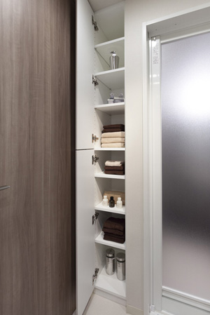 Bathing-wash room.  [Linen cabinet] It has established a linen cabinet that can be cleanly housing the towels. (Excluding H type)