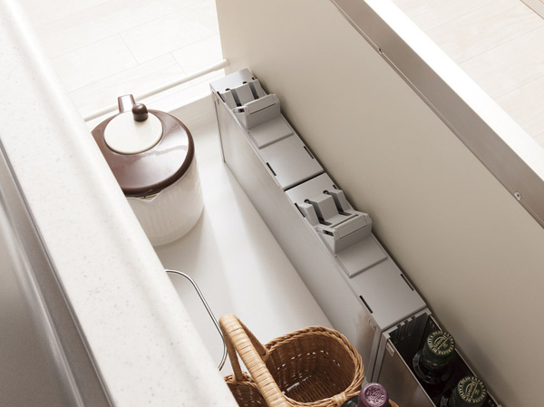 Kitchen.  [Shoe keying pocket] What you want to retrieve quickly, such as a kitchen knife in the sink in front of the pocket. It supports a comfortable housework.