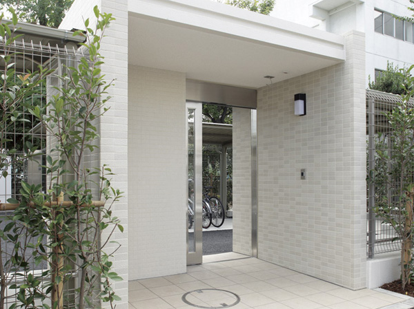 Common utility.  [Auto gate with bike racks] Installing the bike racks in the security. It has adopted the auto gate to unlocking by holding the key. (Same specifications)