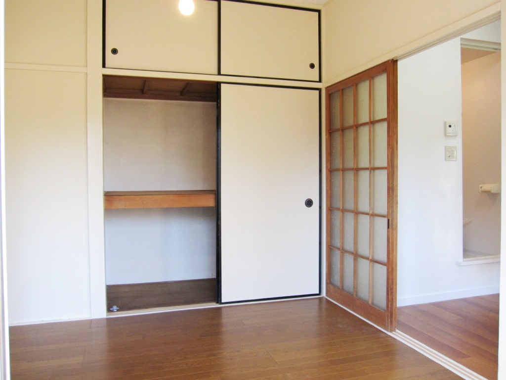 Receipt. Upper closet with storage