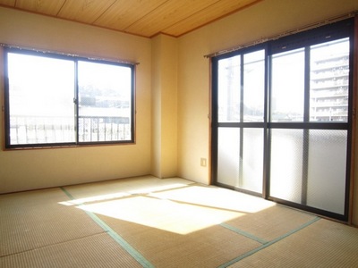 Living and room. Japanese-style room is also two-sided lighting! Bright room (^^)