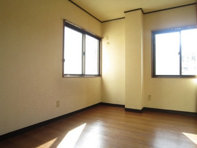 Living and room. Corner room! Dihedral is daylight bright rooms