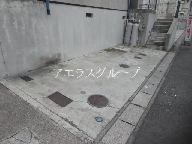 Parking lot. Paved parking lot equipped! 