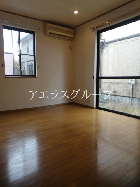 Living and room. Ventilation good living! 