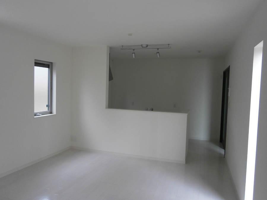 Living. Was building completed. Such as the actual image from per yang, We have to wait all the time so you can see directly.