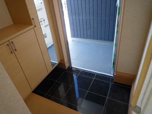 Entrance. Local (11 May 2013) Shooting