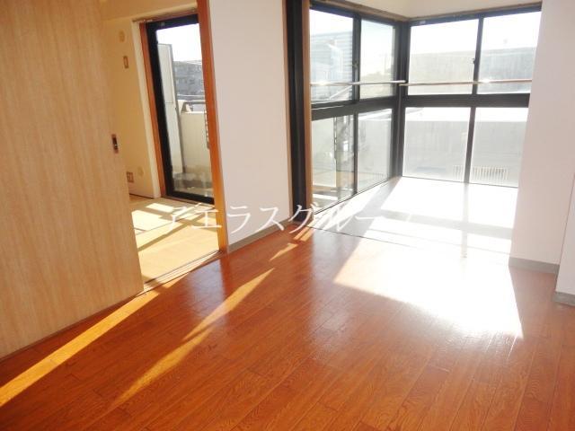 Living and room. Bedroom plugging of the day