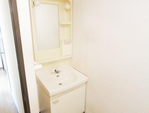 Washroom. There and happy dressing room ・ Independent wash basin.