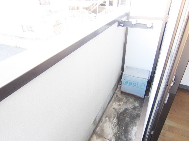 Balcony. Bright, facing east, Wind is also a good street. 