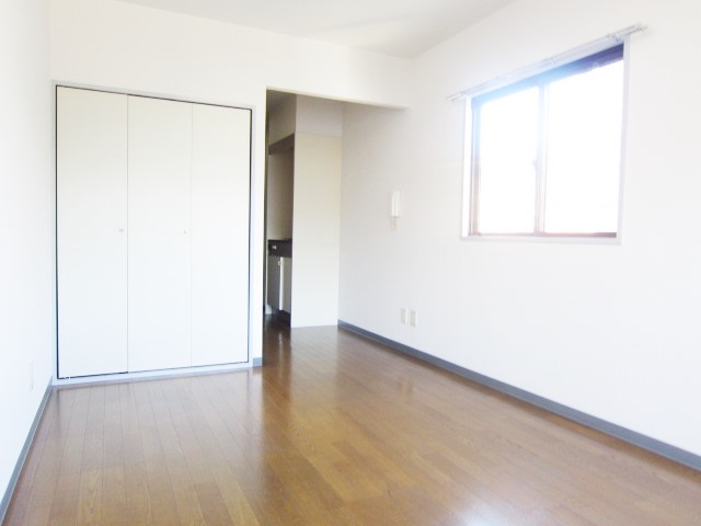 Living and room. How it will be the first time living alone. 