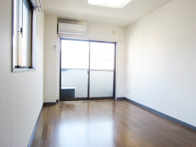 Living and room. In the east, In front parking lot. 