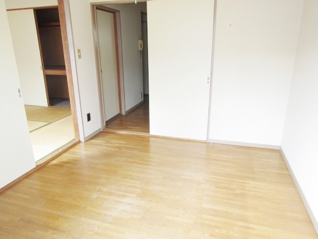 Living and room. Bright room Western-style 6 Pledge