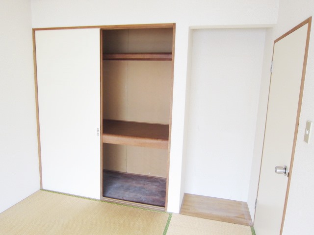 Receipt. There plates in the Japanese-style room