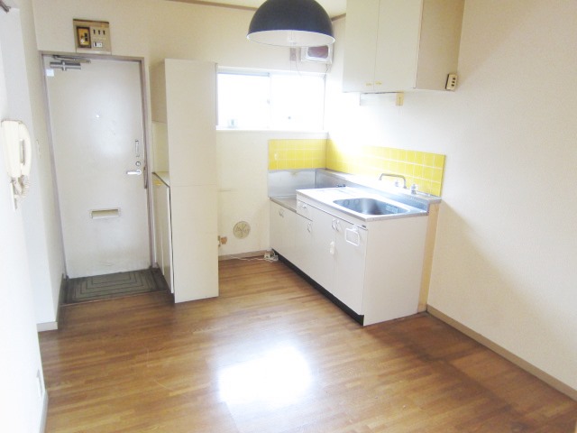 Other. There is a small window in the kitchen, Good ventilation