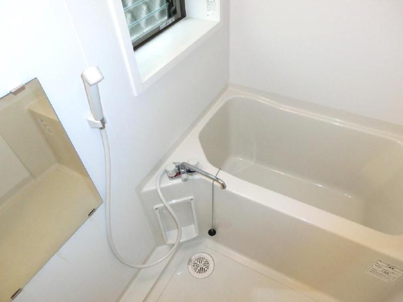 Bath. Rare is to live alone, Bathing with a window