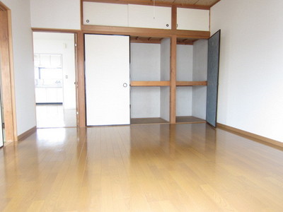 Living and room. It seems to use wide rooms at the Western-style with one between a half storage