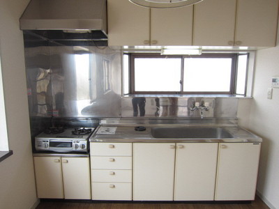 Kitchen. Bright and there is a window kitchen Ventilation also ◎