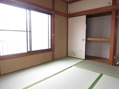 Living and room. Is a useful tatami room to family reunion
