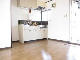 Kitchen. Ventilation because there is a window is ◎
