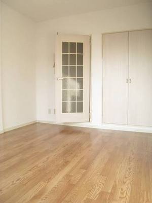 Living and room. Western-style 6 Pledge