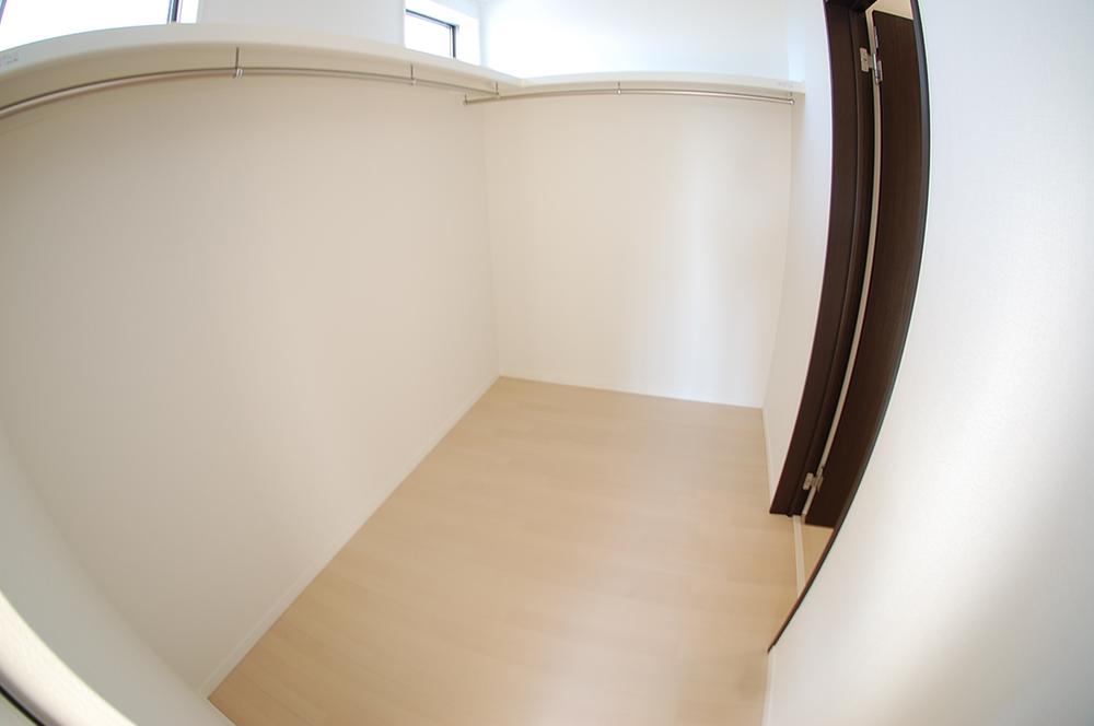 Receipt. Walk-in closet of a large capacity (345 only)