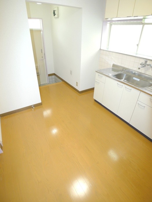 Kitchen. Floor new goods!
