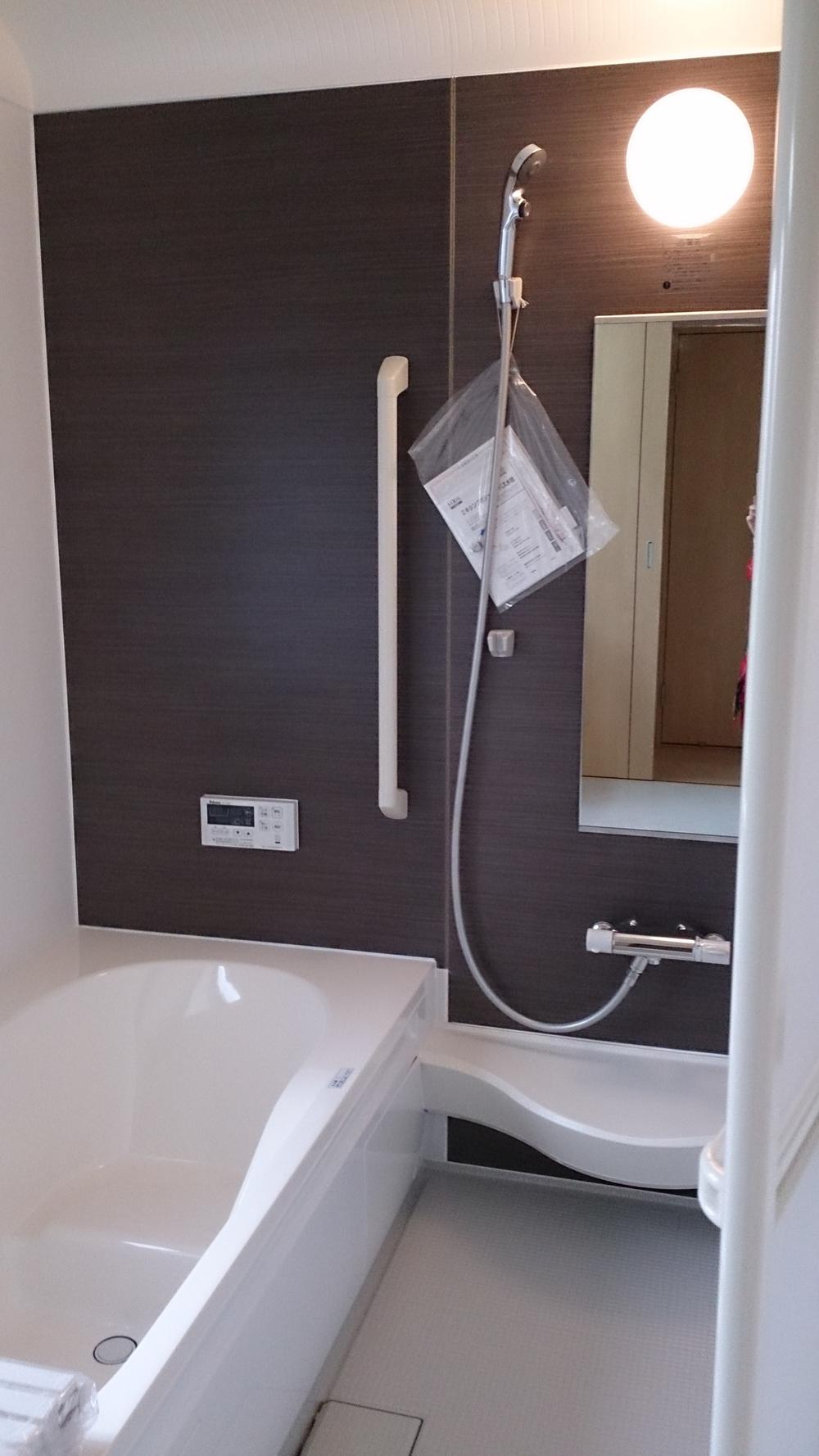 Bathroom. Spacious 1 square meters of the bath ~ 1 Building (2013 end of October) shooting