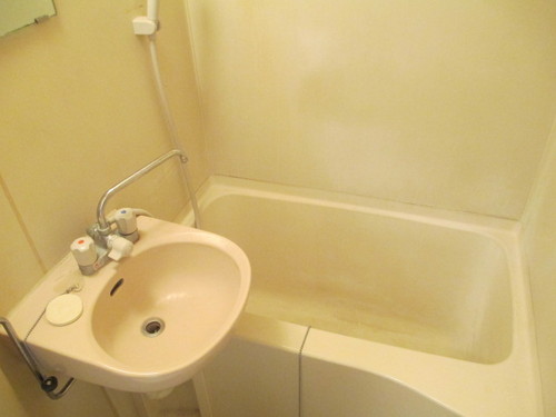 Bath. 3-point unit bus