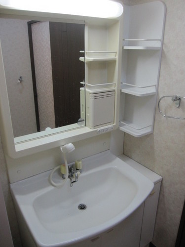 Washroom. Wash basin