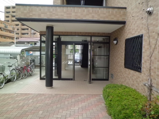 lobby. Wide entrance also peace of mind when moving