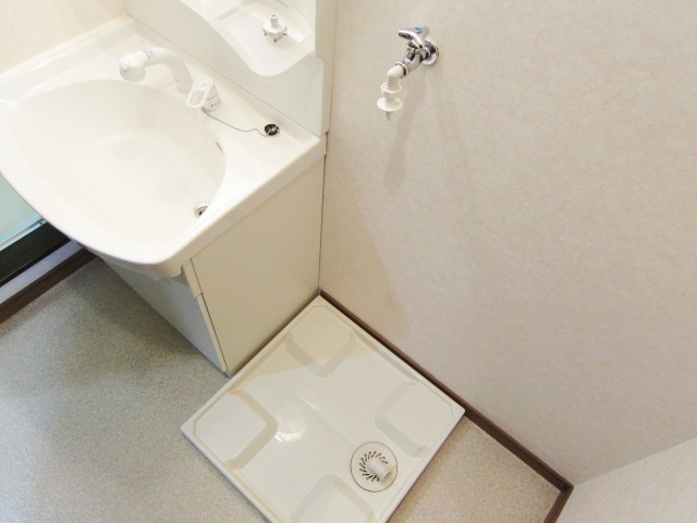 Washroom. There basin dressing room