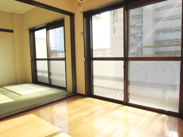 Living and room. Good bright room of per yang