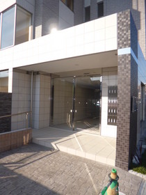 Entrance. Oh - it thickens y with clock.