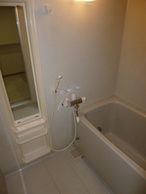 Bath. With reheating function ・ City gas.