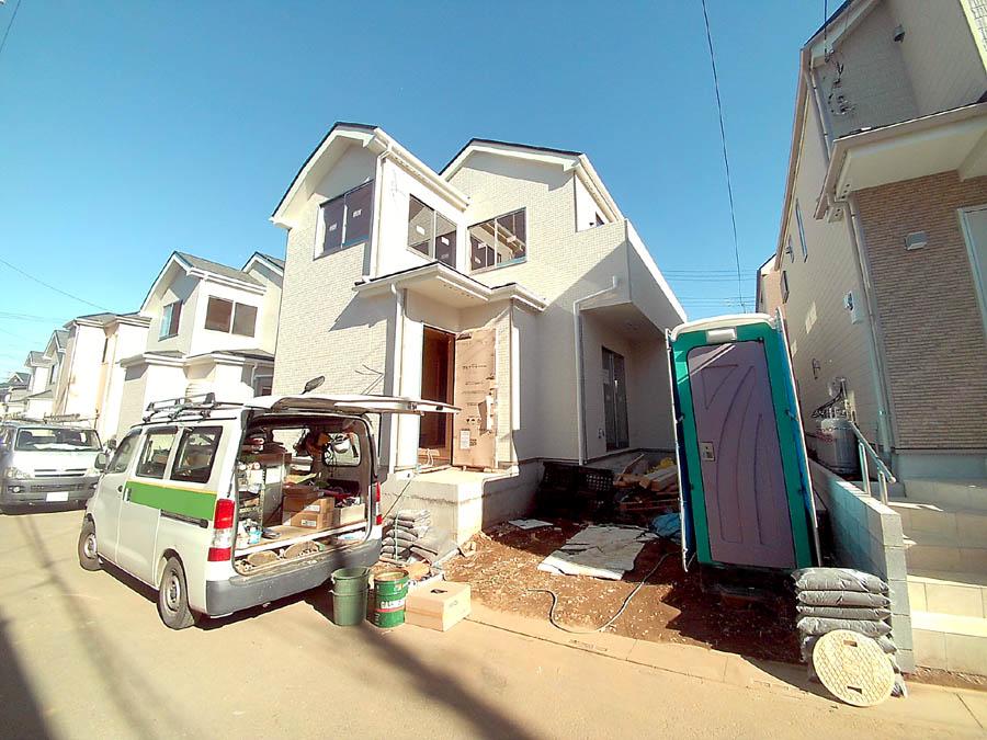 Local photos, including front road. We offer the same use the finished model house of this property. Please feel free to contact us.