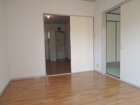 Living and room. 4.5 Pledge Western-style