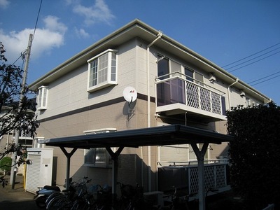 Building appearance. Parking space available on site