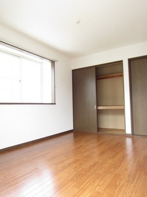 Living and room. Western-style 6 Pledge has housed